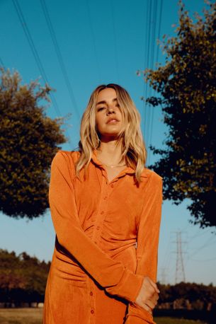 KATELYN TARVER Schauspielerin, Sängerin und Songwriterin kündigt neues Album an | „Subject To Change“ erscheint am 15. Oktober via Compliments Only | Single/Video zu „Shit Happens“ bereits online |