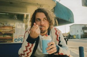 KEVIN MORBY teilt  neues Video/Single „Rock Bottom“ aus kommendem Album  „This Is A Photograph